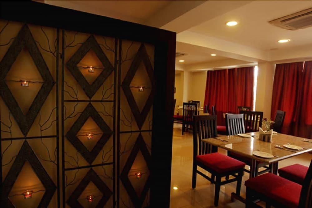 Nagarjuna Suites Bangalore Restoran fotoğraf