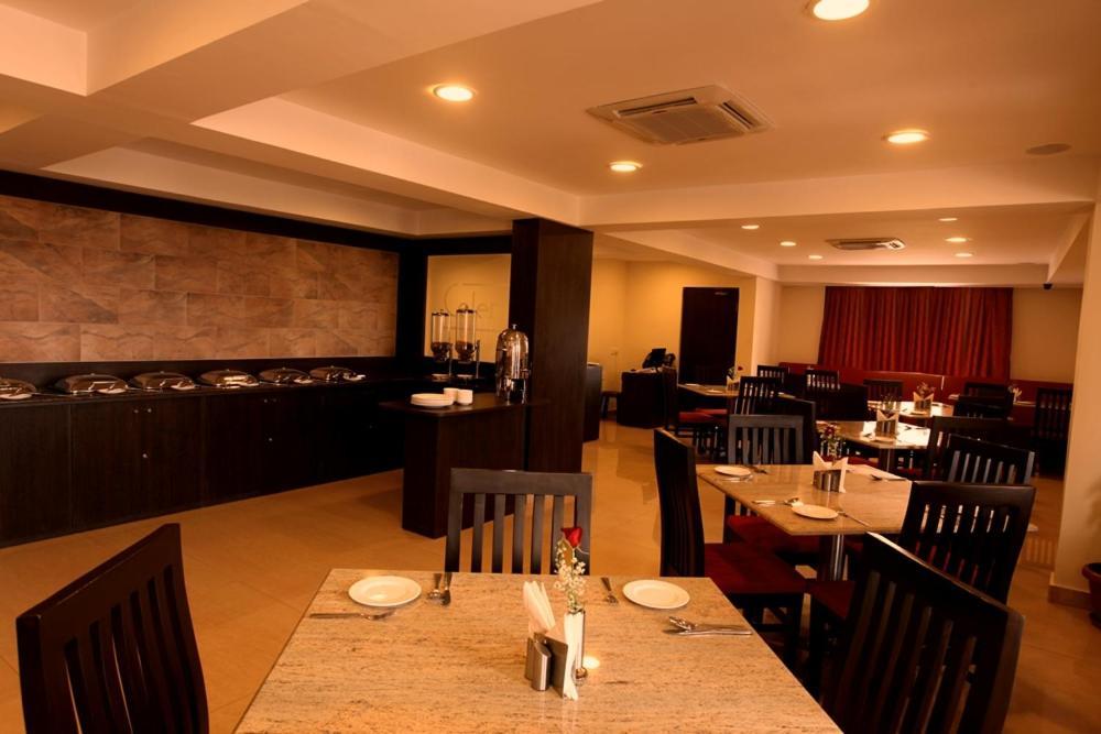 Hotel Nagarjuna Suites Bangalore Restoran fotoğraf