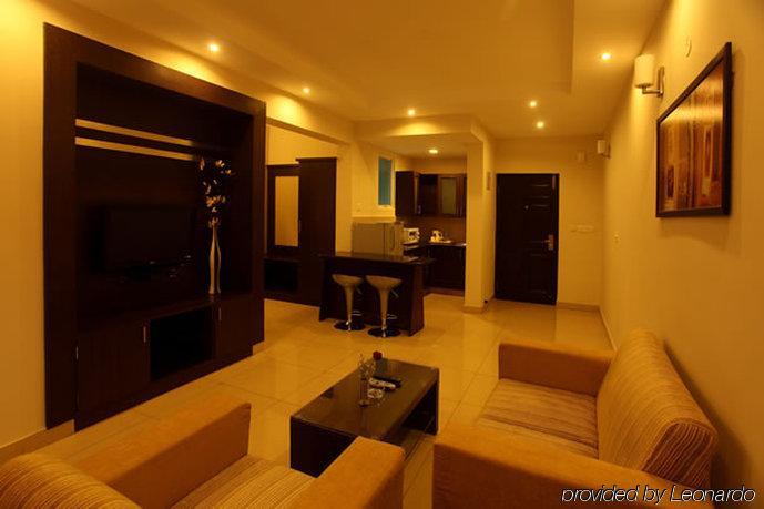 Hotel Nagarjuna Suites Bangalore Oda fotoğraf